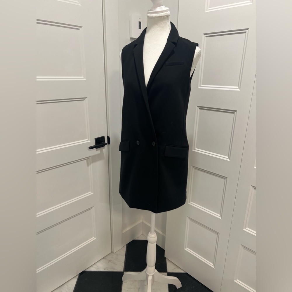 Sleeveless long jacket